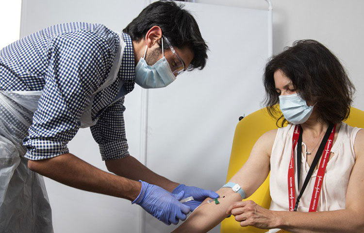 করোনা ভ্যাকসিনের কাজে চীন ছাড়াও সফল হওয়ার পথে অনেকটাই এগিয়ে গিয়েছে ব্রিটেনে অক্সফোর্ড বিশ্ববিদ্যালয়। চিনের মতোই ব্রিটেনের অক্সফোর্ড বিশ্ববিদ্যালয় বায়োফার্মা কোম্পানি অ্যাস্ট্রাজেনেকাকে সঙ্গে নিয়ে করোনা-প্রতিষেধক তৈরি করছে। বিশ্ব স্বাস্থ্য সংস্থাও জুন মাসে জানিয়েছিল, করোনার প্রতিষেধকের ক্ষেত্রে সব চেয়ে বেশি আশার আলো দেখাচ্ছে ‘অ্যাস্ট্রাজেনেকা’র এজেডডি১২২২ (গোড়ায় যার নাম ছিল ‘চ্যাডক্স-১’) ভ্যাকসিন। এটি এখন তৃতীয় ধাপে রয়েছে। এ ছাড়া, লন্ডনের ইম্পিরিয়াল কলেজের টিকা রয়েছে দ্বিতীয় ধাপে।