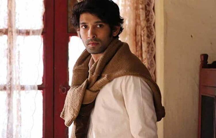 এই সময় বড় দ্বিধার মুখে পড়েন বিক্রান্ত। একদিকে তার ফ্লাইট অ্যাটেন্ড্যান্টের চাকরি প্রায় হয়েই গিয়েছিল। কিন্তু অভিনয়ের প্রতি ভালোবাসাও এড়াতে পারছিলেন না। শেষে তিনি মনের ডাকেই সাড়া দেন। রাজি হয়ে যান অভিনয়ের প্রস্তাবে। দৈনিক পারিশ্রমিক ছিল ৬ হাজার টাকা।