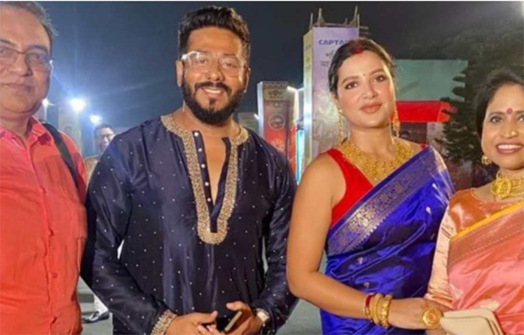 আবাসনের তারকারা। ঠাকুর দেখার ফাঁকে রাজ-শুভশ্রীর সঙ্গে সস্ত্রীক অরিন্দম শীল। ছবি: সংগৃহীত