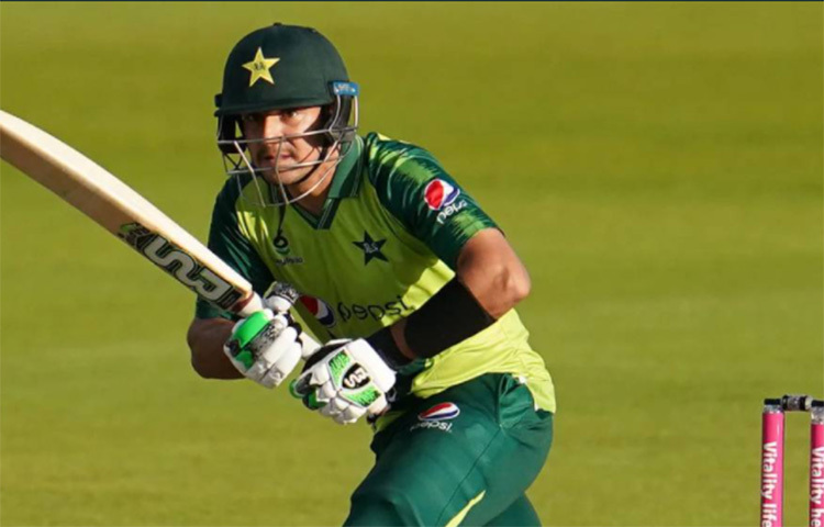 হায়দার আলি: ডান হাতি ব্যাটার। পাকিস্তান সুপার লিগ চলাকালীন জৈব বলয় ভাঙায় তাকে দল থেকে বাদ দিয়েছিল পাকিস্তান বোর্ড। কিন্তু তার পারফরম্যান্স দেখে হায়দারকে বিশ্বকাপের দলে নিতে বাধ্য হয়েছে বোর্ড। ছবি: সংগৃহীত