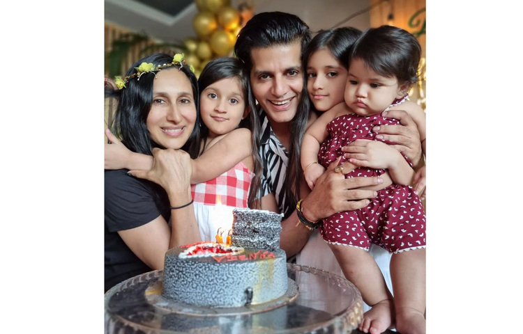 করণবীর বোহরা ও তিজে সিধুর যমজ মেয়ে বেলা ও ভিয়েনা। পরে তৃতীয় সন্তান হয় জিয়া। ছবি: সংগৃহীত