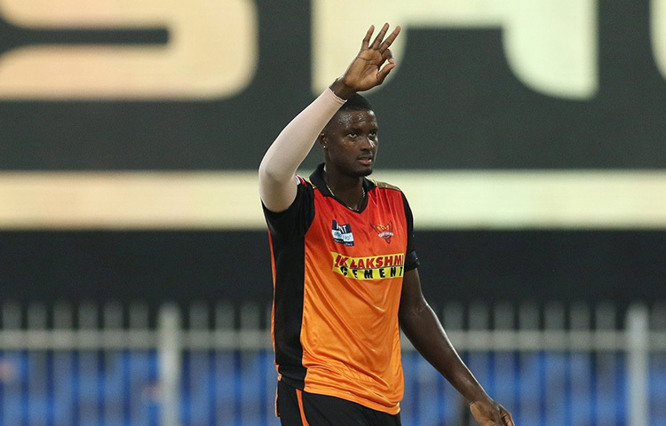 জেসন হোল্ডার: দীর্ঘদেহী হোল্ডারের একদিনের আন্তর্জাতিক ক্রিকেটে অভিষেক ঘটে ২০১২-১৩ মৌসুমে অস্ট্রেলিয়া দলের বিপক্ষে। ২০১৩ সালে অনুষ্ঠিত খেলায় ওয়েস্ট ইন্ডিজের বিপক্ষে নিজস্ব সেরা বোলিং পরিসংখ্যান দাঁড় করান ১৩ রানের বিনিময়ে ৪ উইকেট দখল করেন। ছবি: সংগৃহীত