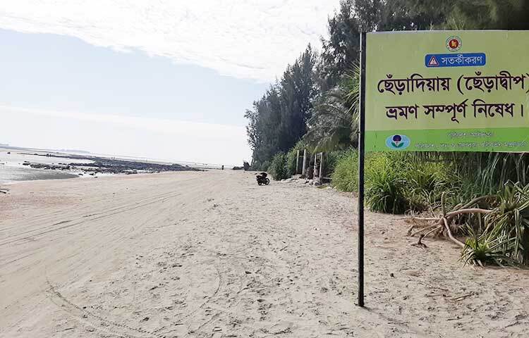 দেশের দূর-দূরান্ত থেকে ভ্রমণপিপাসুরা ছুটে আসেন কক্সবাজারের সেন্টমার্টিন ছেঁড়া দ্বীপে। শুরুতে উৎকণ্ঠা কাজ করে- কী হবে সেখানে, যদি সবকিছু ছিনতাইয়ের কবলে পড়ে, মানুষগুলো কেমন ইত্যাদি। মজার ব্যাপার হলো, সেন্টমার্টিনের প্রতিটি মানুষের চলাফেরা অত্যন্ত স্বাভাবিক। একে অন্যের বিপদে যতটা সম্ভব সবাই এগিয়ে আসে। ছবি: জাগো নিউজ