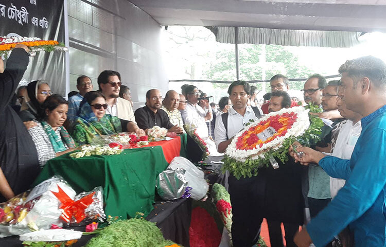 বিকেল তিনটা পর্যন্ত শহীদ মিনারে আবদুল গাফ্ফার চৌধুরীর মরদেহ রাখা হবে। ছবি: বিপ্লব দিক্ষিৎ