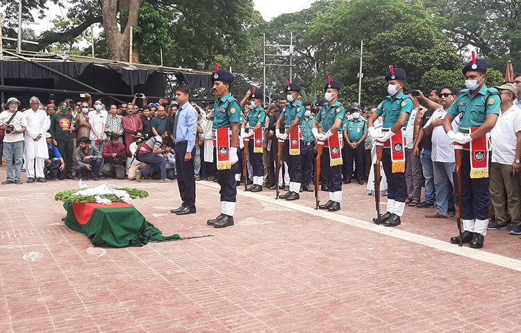 আবদুল গাফ্ফার চৌধুরীকে গার্ড অব অনার দেওয়া হয়। ছবি: বিপ্লব দিক্ষিৎ