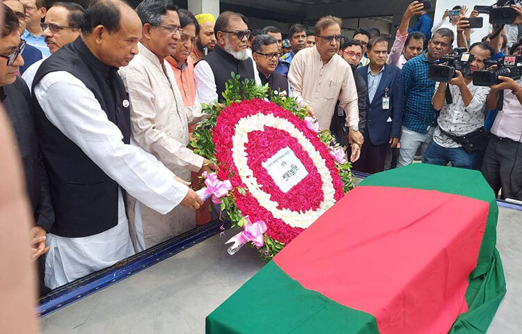 বাংলাদেশ আওয়ামী লীগের নেতাকর্মীরা আবদুল গাফ্ফার চৌধুরীর মরদেহে ফুল দিয়ে শ্রদ্ধা জানাচ্ছেন। ছবি: বিপ্লব দিক্ষিৎ