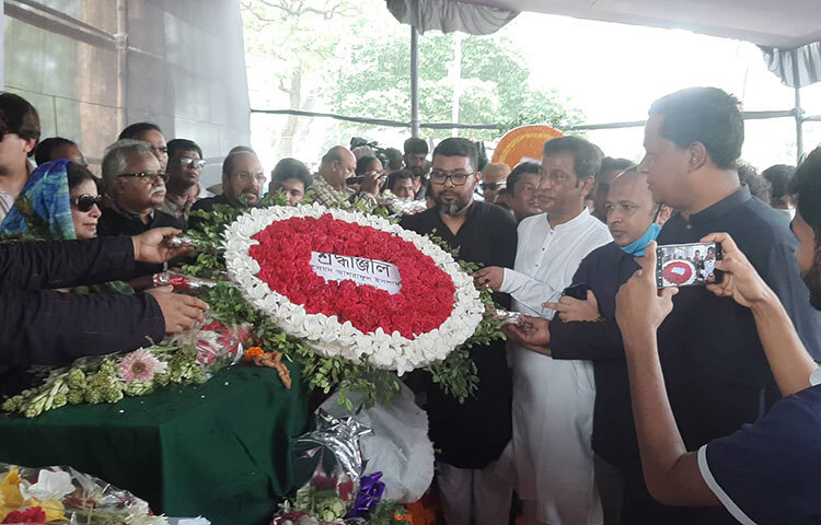 আবদুল গাফ্ফার চৌধুরীর মরদেহে শ্রদ্ধা জানাতে মানুষের ঢল নামে। ছবি: বিপ্লব দিক্ষিৎ