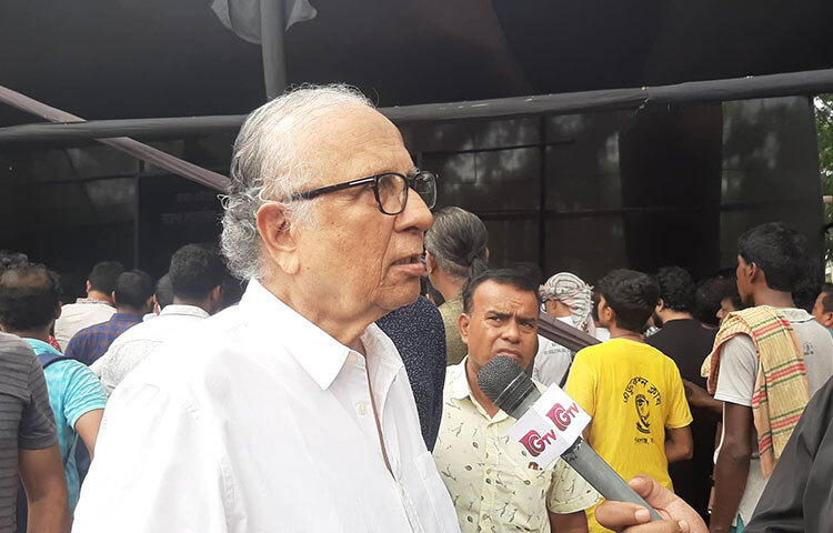 বিশিষ্ট নাট্যব্যক্তিত্ব রামেন্দু মজুমদার আবদুল গাফ্ফার চৌধুরীকে নিয়ে গণমাধ্যমে স্মৃতিচারণ করছেন। ছবি: বিপ্লব দিক্ষিৎ