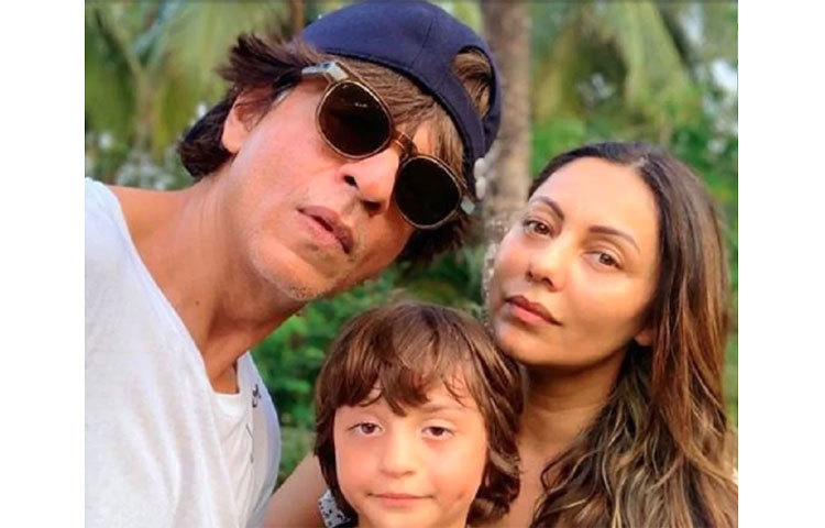 ২০১৩ সালে শাহরুখ-গৌরীর তৃতীয় সন্তান আব্রামের জন্ম তৃতীয় সন্তানের জন্য স্যারোগেসির সাহায্য নেন তারকা দম্পতি।