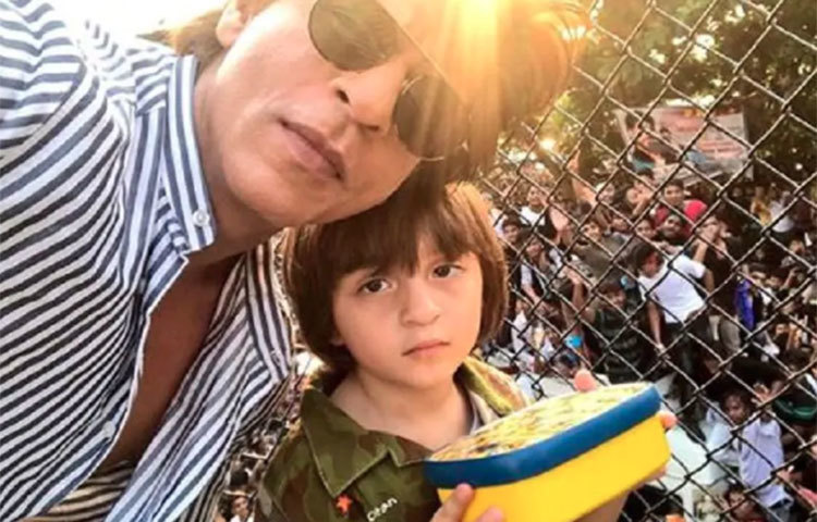 সব কিছুতেই মন কাড়ে ছোট্ট আব্রাম!