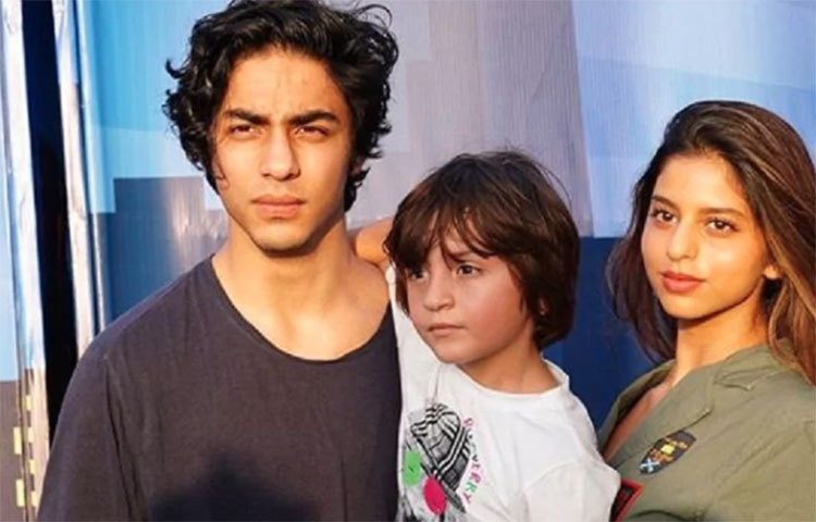 ছোট ভাইকে চোখে চোখে রাখেন আরিয়ান ও সুহানা। ভাই ও বোনের সঙ্গে বয়সের অনেকটা পার্থক্য রয়েছে আব্রামের।