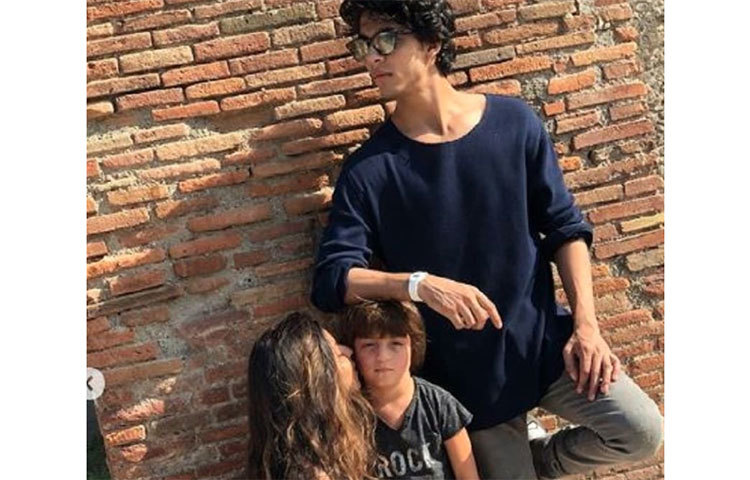 তাই তো ছোট ভাইকে আগলে রাখেন দু’জনেই।