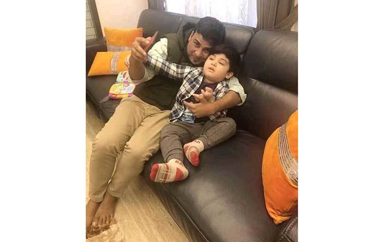 সেলফি তোলায় মগ্ন আব্রাম।