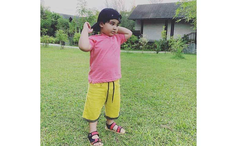 খেলার মাঠে আব্রাম।