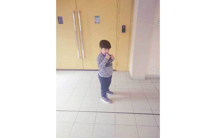 শুধু বসে নয়, মাঝে মধ্যে দাঁড়িয়েও খেতে হয়- মনে হয় সে কথা জানিয়ে দিচ্ছে আব্রাম।