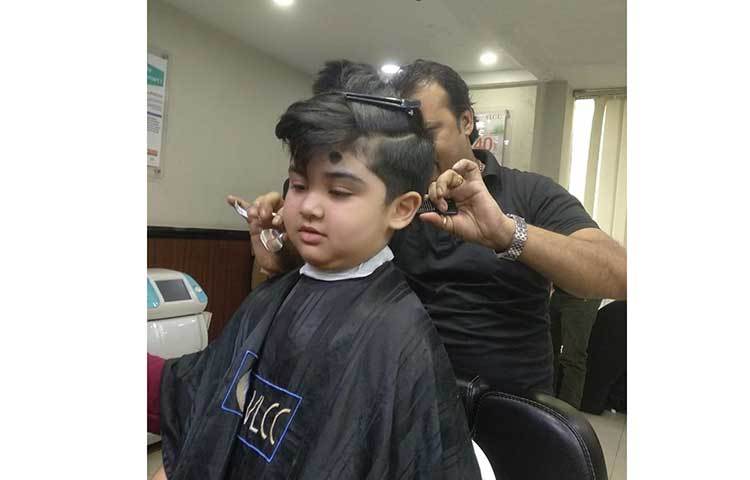 আব্রামের স্টাইলিস্ট হেয়ার কাটিং।