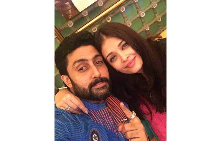 ৪৪ বছরের জন্মদিনে যখন অভিষেককে নিয়ে পারিবারিক ছবি শেয়ার করছেন ঐশ্বরিয়া, তখন ভাইরাল হচ্ছে বিয়ের আগে অভিষেকে সঙ্গে কার কার সম্পর্ক ছিল, সেই খবর। ২০০৭ সালের ২০ এপ্রিল ঐশ্বরিয়া রাইয়ের সঙ্গে গাঁটছড়া বাঁধেন অভিষেক বচ্চন। ওই বছরেরই জানুয়ারি মাসে ঐশ্বর্যকে বিয়ের প্রস্তাব দেন জুনিয়র বচ্চন। রাই সুন্দরী বিয়ের জন্য তার সম্মতি জানালে, জানুয়ারিতেই তাদের বাগদান পর্ব সম্পন্ন হয় এবং এপ্রিলে বসে বিয়ের আসর।