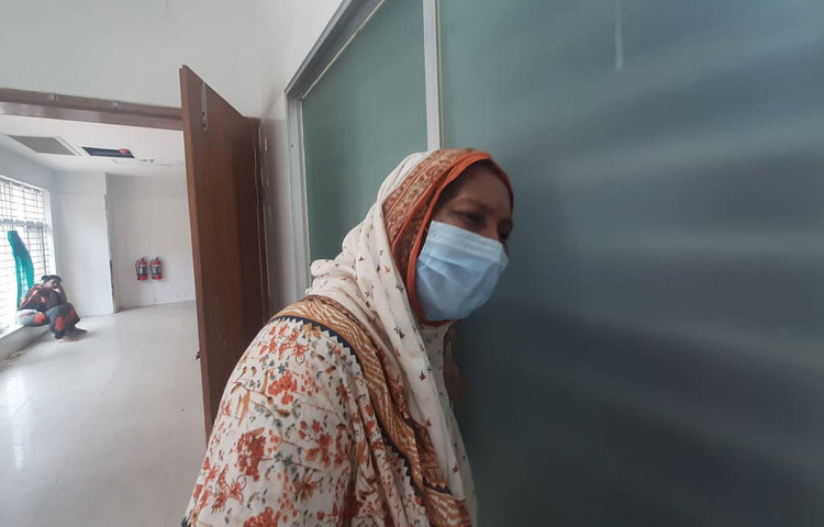 ঢাকা মেডিকেলের করিডোরে আহত স্বজনের জন্য অঝোরে কাঁদছেন এই নারী। ছবি: বিপ্লব দিক্ষিৎ