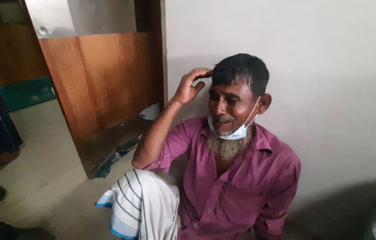 স্বজনদের আহাজারিতে ভারী হচ্ছে হাসপাতালের পরিবেশ। ছবি: বিপ্লব দিক্ষিৎ
