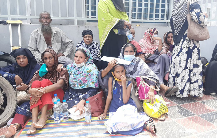 আহত স্বজনদের জন্য সবাই হাসপাতালের বাইরে অপেক্ষা করছে। ছবি: বিপ্লব দিক্ষিৎ