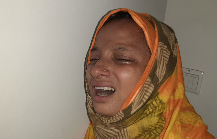 কান্নায় ভেঙে পড়েছেন এই নারী। ছবি: বিপ্লব দিক্ষিৎ