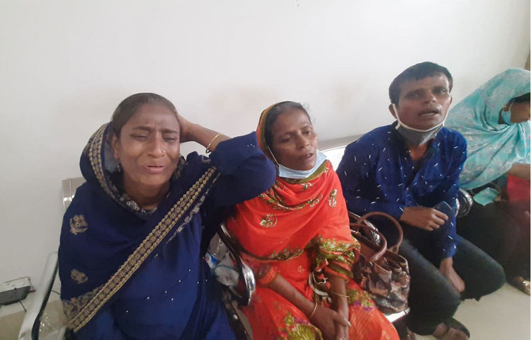 আহত স্বজনরা বাঁচবেন কী না এমন দুশ্চিন্তায় কাঁদছেন তারা। ছবি: বিপ্লব দিক্ষিৎ