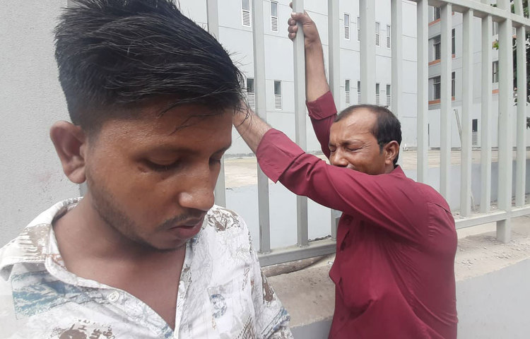 হাসপাতালে আহত স্বজনদের দেখতে ছুটে আসছেন সাবই। বিস্ফোরেণের এ ঘটনায় এ পর্যন্ত ১১ জনের মৃত্যু হয়েছে। সবাই শেখ হাসিনা বার্ন ও প্লাস্টিক সার্জারি ইনস্টিটিউটে চিকিৎসাধীন অবস্থায় মৃত্যুবরণ করেন। মৃতের তালিকায় রয়েছেন মসজিদের মুয়াজ্জিনও। ছবি: বিপ্লব দিক্ষিৎ