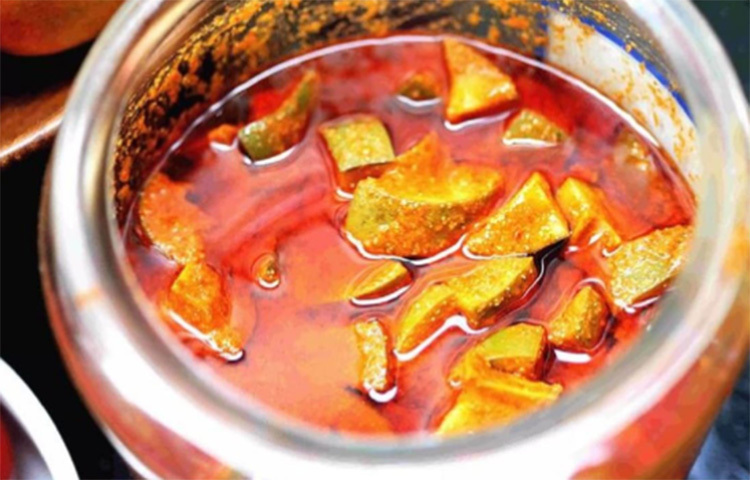 এখন অনেকেই প্লাস্টিকের বয়ামে আচার রাখেন। তাই আচার দীর্ঘদিন ভালো রাখা যায় না। তাই আচার দীর্ঘদিন ভালো রাখতে হলে প্লাস্টিকের বয়াম পরিহার করতে হবে। ছবি: সংগৃহীত