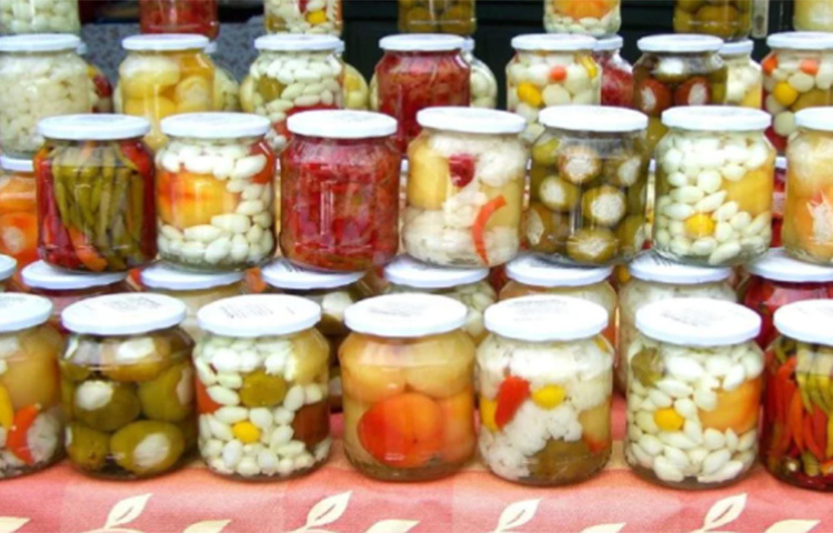 আচার বয়ামে রাখার আগে বয়ামটি ভালো করে ধুয়ে কড়া রোদে শুকিয়ে নিতে হবে। ভেজা বয়ামে আচার রাখলে তা দ্রুত নষ্ট হয়ে যায়। ছবি: সংগৃহীত