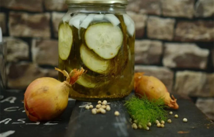 আচার রাখার পরে বয়ামের মুখটা একটু ফাঁকা রাখতে হবে। যাতে আচার খেতে বের হওয়া জলীয় অংশ বের হতে পারে। আচার ভরার সময়ে বয়ামের মুখটা একেবারে ঠেসে ভরবেন না। ছবি: সংগৃহীত