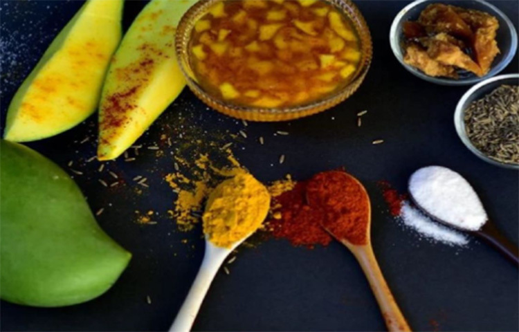 মিষ্টি আচার হলে সেটা বয়ামে ভরে তার উপরে একটু গুড়ের বা চিনির রস ছড়িয়ে তারপর বয়ামের মুখ বন্ধ করুণ। এতে আচার অনেক দিন পর্যন্ত ভালো থাকবে। ছবি: সংগৃহীত