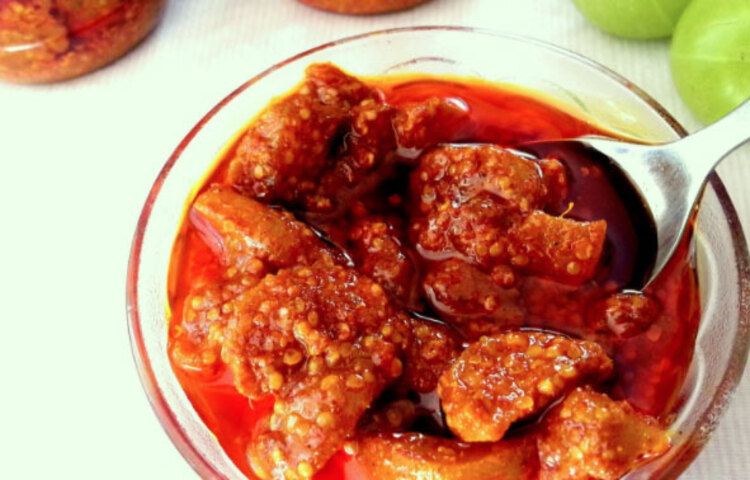 আচার যখন তৈরি করা হয়, তখন তাতে তেল বা ভিনিগার দেয়া হয়। ফল বা সব্জির আচার তৈরির ক্ষেত্রে তেল বা ভিনিগারের সঙ্গে বিক্রিয়া করে ল্যাকটিক, সাইট্রিক ও অ্যাসেটিক তৈরি করে। এই তিনটে অ্যাসিডই শরীরের পক্ষে ভালো। এগুলো শরীরের মধ্যে উপকারী মাইক্রোবসদের (Microbes) আরও শক্তিশালী আর সক্রিয় করে তোলে। এই মাইক্রোবস অন্ত্রে কাজ করে। ফলে আচার খেলে হজমশক্তি বাড়ে, মেটাবলিজম (Metabolism) ভালো হয় এবং কিছু ক্ষেত্রে কোলেস্টেরলের (Cholesterol) মাত্রাও নিয়ন্ত্রিত থাকে।