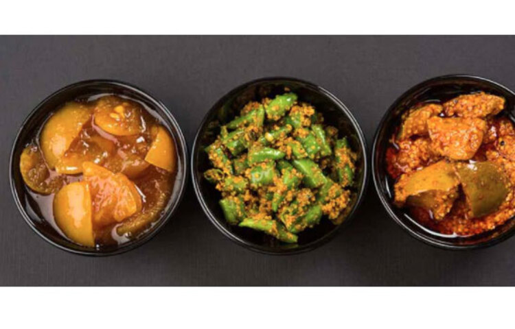 তবে আচারে তো শুধু তেল বা ভিনিগার দেয়া হয় না। দেয়া হয় নানা রকমের মশলাও। লবণ, মরিচ, হলুদ ও অন্যান্য মশলার গুণে আচারে অ্যান্টিঅক্সিড্যান্ট (Antioxidant) ও মাইক্রোনিউট্রিয়েন্ট (Micronutrient) যুক্ত হয়। গবেষণায় দেখা গিয়েছে, নিয়মিত আচার খেলে ইমিউনিটি সিস্টেম বা রোগপ্রতিরোধ ক্ষমতাও অনেকটা বেড়ে যায়।