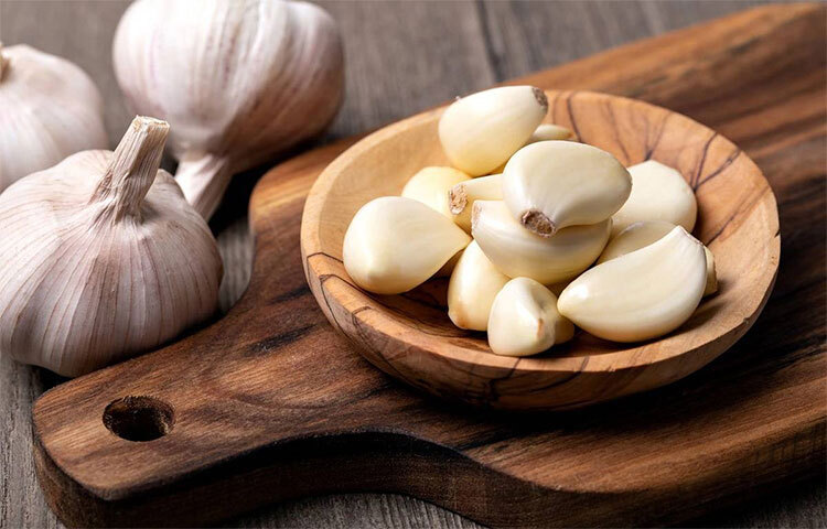 নিয়মিত রসুনের রস লাগাতে পারেন আঁচিলের উপরে। অথবা লবঙ্গ গুঁড়া করে পানির সঙ্গে মেশান। মিশ্রণ লাগিয়ে টেপ এঁটে দিন। কিছুক্ষণ রেখে তুলে ফেলুন। ছবি: সংগৃহীত