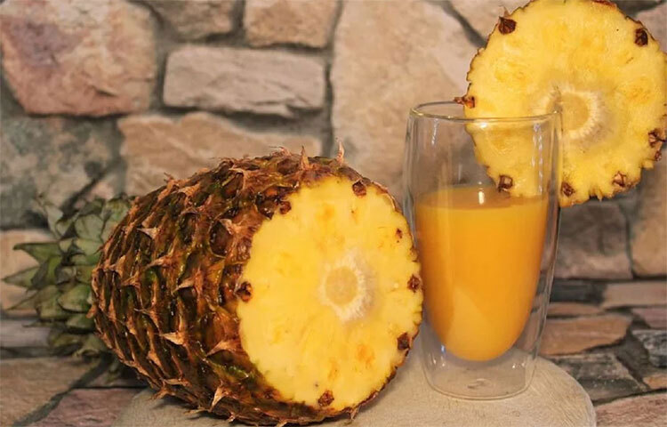 আনারসের রস আঁচিলের উপর লাগাতে পারেন নিয়মিত। ছবি: সংগৃহীত