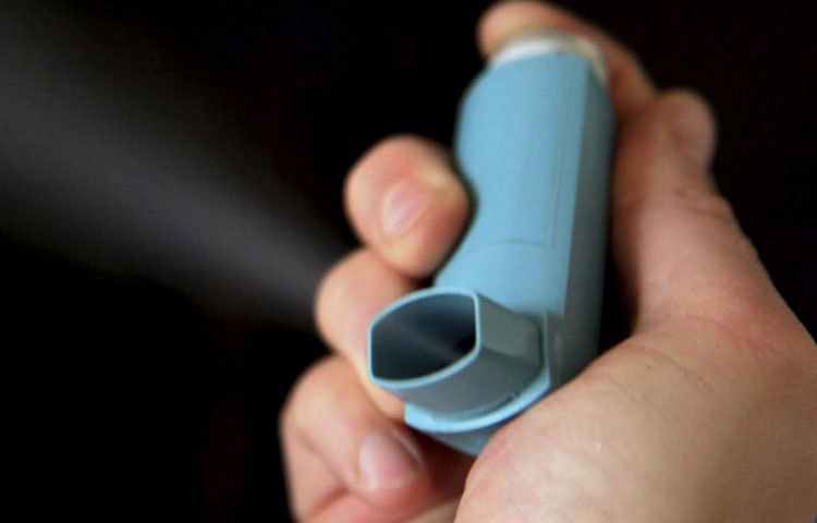 যাদের হাঁপানির সমস্যা রয়েছে, তাদের করোনাভাইরাসে আক্রান্ত হওয়ার ঝুঁকি অনেকটাই বেশি। তাই যাদের হাঁপানির সমস্যা বা শ্বাস-প্রশ্বাসের (Chronic Obstructive Pulmonary Disease) সমস্যা রয়েছে, করোনা সংক্রমণ থেকে বাঁচতে কী করবে তারা? জেনে নিন সে সব বিষয়ে।