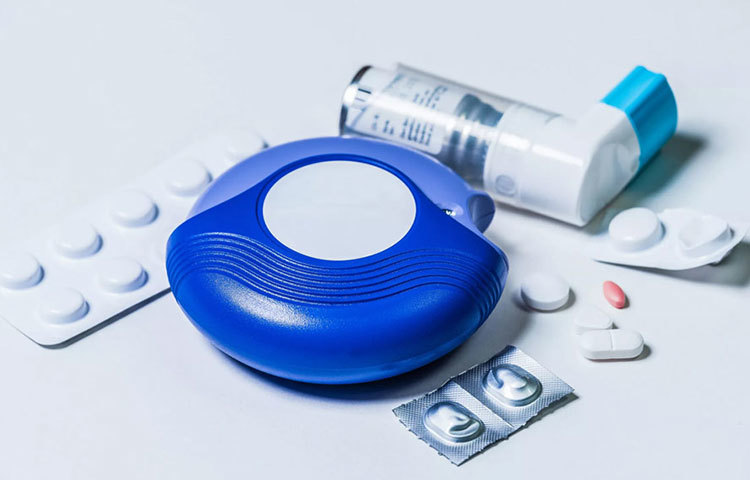 ধূমপান এই রোগের ঝুঁকি অনেকটাই বাড়িয়ে দেয়। ধূমপান প্রত্যক্ষ হোক বা পরোক্ষ- তা হাঁপানির সমস্যা অনেকটাই বাড়িয়ে দেয়। তাই ধূমপানের অভ্যাস ত্যাগ করুন। সম্প্রতি ‘চাইনিজ সেন্টার্স অব ডিজিজ কন্ট্রোল’-এর পরিসংখ্যান বিশ্লেষণ করে জানা গিয়েছে, করোনাভাইরাসে সবচেয়ে বেশি আক্রান্ত হচ্ছেন ধূমপায়ীরা!