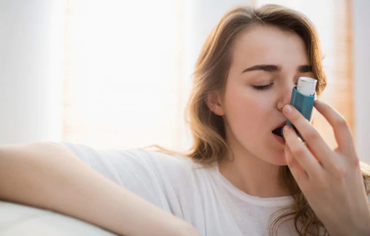 যাদের হাঁপানির সমস্যা বা শ্বাস-প্রশ্বাসের (COPD) সমস্যা রয়েছে, তাদের আকস্মিক তাপমাত্রার পরিবর্তনে সমস্যা বাড়তে পারে। তাই গরম লাগছে বলে কনকনে ঠান্ডা জল খেয়ে নিলেন বা এসি চালিয়ে ঘরের তাপমাত্রা ১৬-১৭ ডিগ্রি সেলসিয়াসে নামিয়ে আনলেন- এ সব অভ্যাসও তাদের অত্যন্ত বিপজ্জনক হতে পারে!