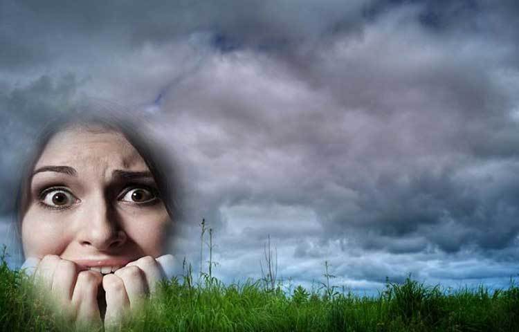 নেফোফোবিয়ায় আক্রান্ত ব্যক্তি মেঘের ভয়ে সারাক্ষণ আতঙ্কিত থাকেন। এমনকি তারা আকাশের দিকে তাকাতেও ভয় পান। এই ফোবিয়ার মতোই আরেকটি ফোবিয়া আছে যার নাম অ্যানাবলফোবিয়া। অ্যানাবলফোবিয়ায় আক্রান্ত ব্যক্তি উপরের দিকে তাকাতেও ভয় পান। আকাশ, বাড়ির ছাদ, উঁচু গাছ, এমনকি উঁচু বহুতলের দিকে তাকাতেও ভয় পান তারা।