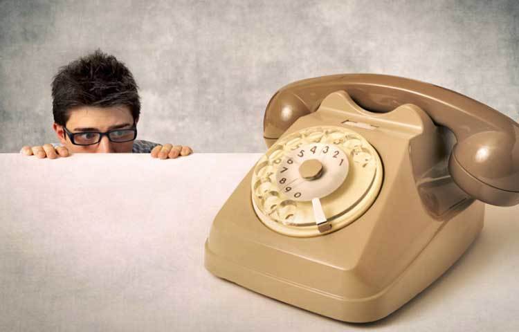 ১৯৯৩ সালে বৃটেনের একটি গবেষণায় দেখা যায়, যে সে দেশের প্রায় ২৫ লাখ মানুষের মধ্যে টেলিফোন-ভীতি (টেলিফোবিয়া) আছে। এই ফোবিয়ায় আক্রান্ত ব্যক্তিরা ফোন রিসিভ করতে বা ফোনে কথা বলতে ভয় পান ও এক ধরনের তীব্র মানসিক চাপ অনুভব করেন। তারা ফোনে কি বলবেন তা বুঝে পান না এবং এক ধরনের অস্বস্তিতে ভোগেন। তারা সব সময়েই ফোন এড়িয়ে চলতে পছন্দ করেন।