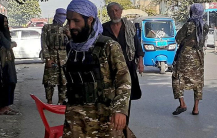 ১১ অগাস্ট কুন্দুজ প্রদেশে আত্মসমর্পণ করে হাজার হাজার আফগান সেনা। ছবি: সংগৃহীত