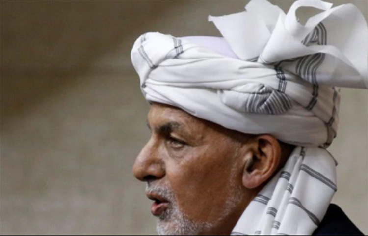 রবিবার সকালে পতন হয় জালালাবাদের। আফগান রাজধানী কাবুলকে চারদিক থেকে ঘিরে ফেলে জেহাদিরা। ভেঙে পড়ে কাবুলের প্রতিরক্ষা। শহরের দখল নেয় তালেবান। সেখানকার সংবাদমাধ্যম দাবি করেছে, দেশ ছেড়ে পালিয়েছেন প্রেসিডেন্ট আশরাফ গানি। ছবি: সংগৃহীত