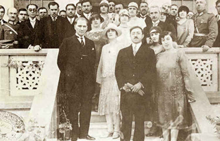 শোনা যায়, রক্ষণশীলতার বেড়াজাল কাটিয়ে বেরিয়ে আসতে মহিলাদের উৎসাহ দিতেন সোরাইয়া। ইসলামে কোথাও মহিলাদের হিজাব পরার নির্দেশ নেই বলে একবার এক সমাবেশে মন্তব্য করেন আমানাতুল্লা। সেখানে সকলের সামনেই নিজের হিজাব টেনে ছিঁড়ে ফেলেন সোরাইয়া। তার দেখাদেখি অন্য মন্ত্রীদের স্ত্রীরাও নিজেদের হিজাব ছিঁড়ে ফেলেন। ছবি: সংগৃহীত