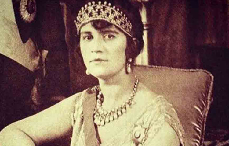 ১৯০১ সালে আব্দুর রহমানের মৃত্যুর পর মাহমুদকে আফগানিস্তানে স্বাগত জানান তৎকালীন আমীর হাবিবুল্লা খান। সরকারে গুরুত্বপূর্ণ পদেও অধিষ্ঠিত হন মাহমুদ। সেই ক্ষমতাকে কাজে লাগিয়ে পশ্চিমা সংস্কৃতিতে অনুপ্রাণিত হয়ে নতুন আফগানিস্তান গড়ার লক্ষ্যে কাজ শুরু করেন তিনি। বাবার কাছ থেকেই আধুনিক পশ্চিমা শিক্ষায় হাতেখড়ি সোরাইয়ার। ছবি: সংগৃহীত