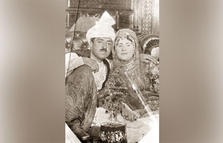 মূলত সিরিয়ায় পড়াশোনা করেন সোরাইয়া। পশ্চিমা দেশের সংস্কৃতিতেই বেশি স্বচ্ছন্দ ছিলেন তিনি। কৈশোরেই আমির হাবিবুল্লার ছেলে আমানাতুল্লা খানের প্রতি অনুরাগ জন্মায় তার। কিশোরী বয়সেই আমানাতুল্লার সঙ্গে বিয়ে হয় সোরাইয়ার। ১৯১৯ সালে আমানাতুল্লা আফগানিস্তানের রাজা হলে সোরাইয়ার মাথায় ওঠে রানির মুকুট। ছবি: সংগৃহীত