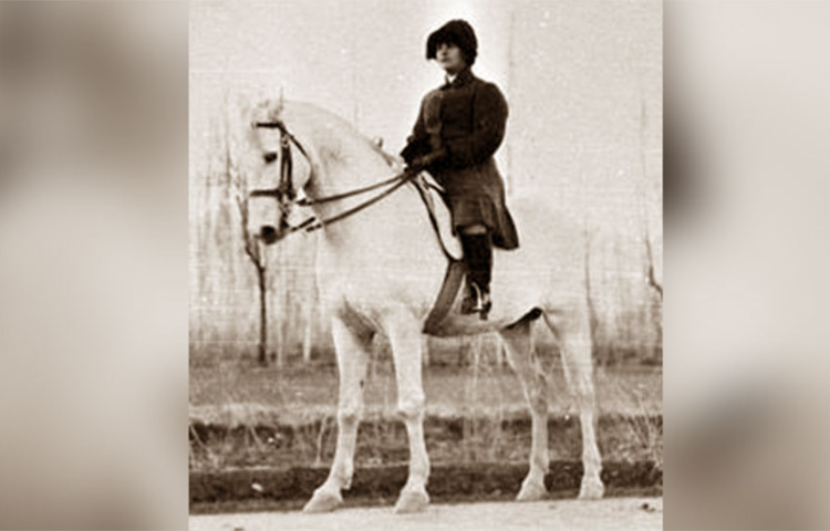 আমানাতুল্লা এবং সোরাইয়ার মধ্যে বয়সের পার্থক্য ছিল সাত বছরের। কিন্তু একে অপরের দোসর হয়ে উঠেছিলেন তারা। প্রশাসনিক কর্মসূচি, শিকার করা, মন্ত্রিসভার বৈঠক, যুদ্ধ, এমনকি বিদ্রোহী অধ্যুষিত এলাকা পরিদর্শন, সব কিছুতেই আমানাতুল্লার পাশে দেখা যেত সোরাইয়াকে। সোরাইয়াকে দেশের শিক্ষামন্ত্রীও নিযুক্ত করেন আমানাতুল্লা। ১৯২৮ সালে অক্সফোর্ড বিশ্ববিদ্যালয় সোরাইয়াকে সাম্মানিক ডিগ্রি প্রদান করে। ছবি: সংগৃহীত