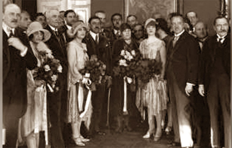 বহু ইতিহাসবিদ মনে করেন, সোরাইয়াই প্রথম মুসলিম নারী যিনি প্রকাশ্যে স্বামীর সঙ্গে বের হওয়ার সাহস দেখিয়েছিলেন। ১৯২৭ থেকে ১৯২৮ সাল পর্যন্ত ইউরোপের নানা দেশে স্বামীর সফরসঙ্গীও হয়েছিলেন সোরাইয়া। সেই সময় তাকে দেখতে ইউরোপের রাস্তায় মানুষের ঢল নামত বলে জানা যায়। টাইম ম্যাগাজিনের প্রভাবশালী নারীদের তালিকাতেও জায়গা পান সোরাইয়া। ছবি: সংগৃহীত