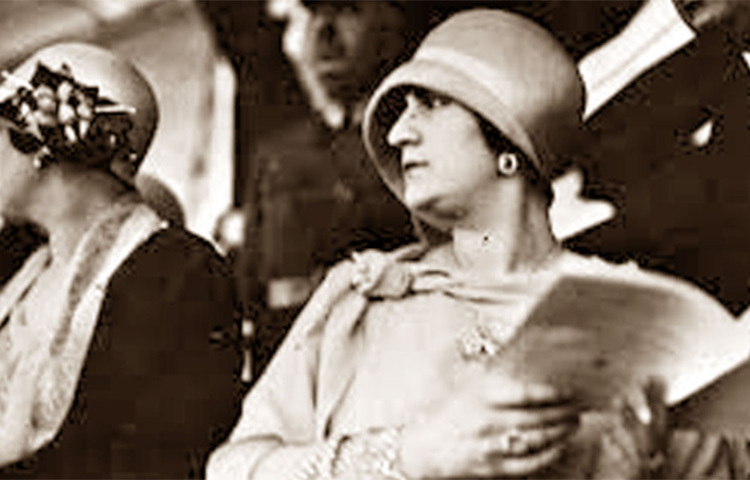 ইউরোপ সফর থেকে ফিরে আফগানিস্তানের খোলনলচে বদলে দিতে উদ্যোগী হন আমানাতুল্লা এবং সোরাইয়া। মেয়েদের জোর করে বিয়ে দেওয়া, এক পুরুষের একাধিক বিয়েতে নিষেধাজ্ঞা বসায় আমানাতুল্লা সরকার। মেয়েদের বিয়ের বয়স বাড়িয়ে ১৬ বছর করা হয়। তাদের শিক্ষা এবং ভোটদানের অধিকারও দেন আমানাতুল্লা। ছবি: সংগৃহীত