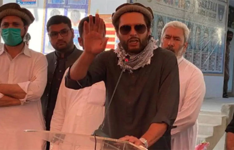 আফ্রিদি জানিয়েছেন, তিনি এখন আগের থেকে ভালো আছেন। তিনি বলেছেন, করোনার সঙ্গে এখন মানুষকে সোশ্যাল মিডিয়ায় ছড়িয়ে পড়া গুজবের সঙ্গেও লড়তে হচ্ছে।
