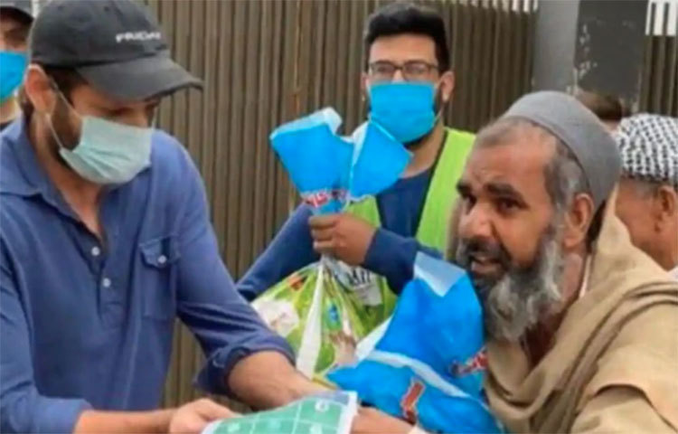 আফ্রিদি বলেছেন, আক্রান্ত হওয়ার পর প্রথম দু-তিনদিন খুব কষ্ট হয়েছে। তবে এখন আগের থেকে ভালো আছি। আমি বাচ্চাদের খুব মিস করছি। ওদের কাছে যেতে পারছি না। আদর করতে পারছি না।